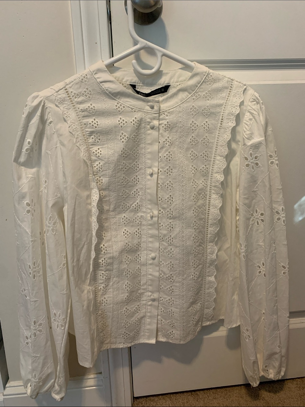 Zara eyelet top, white
Size L
New with tag